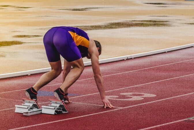 A runner about to start a race